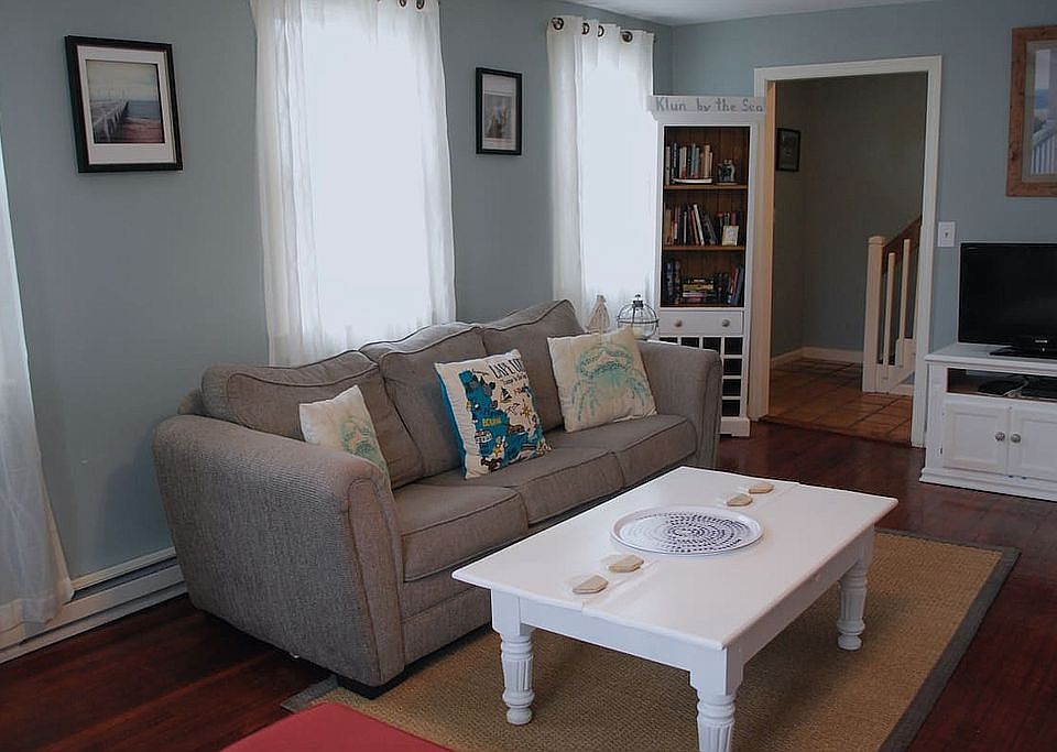 Living Room to Hallway/Entry