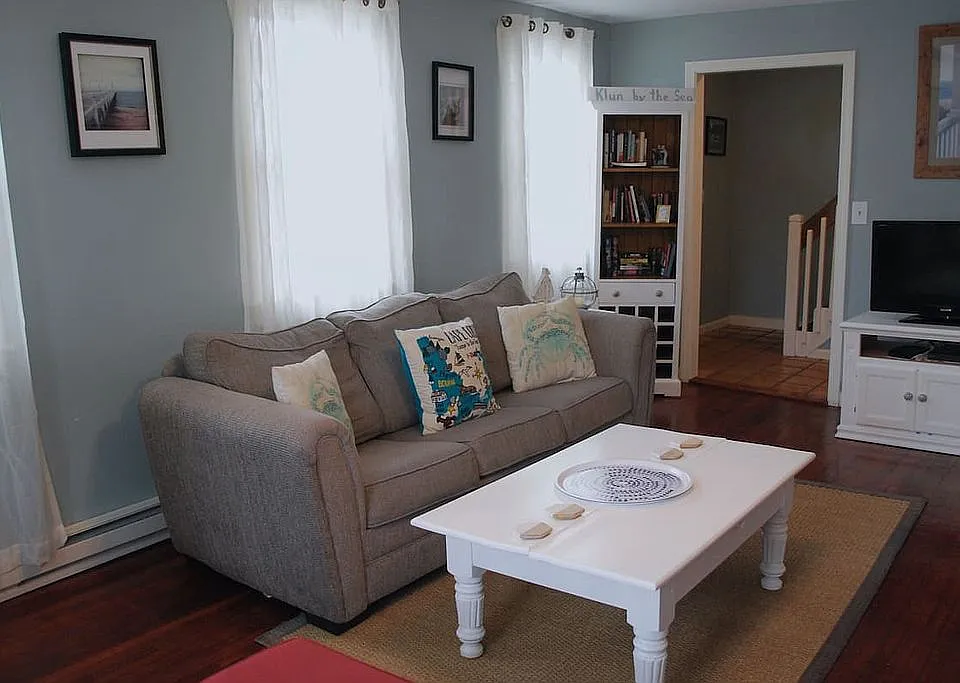 Living Room to Hallway/Entry
