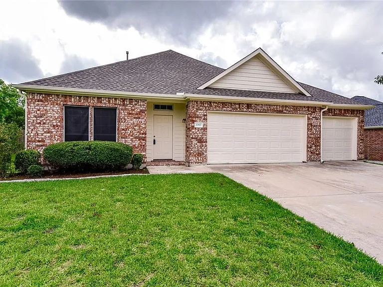 20817 Silverbell Ln — Photo 3