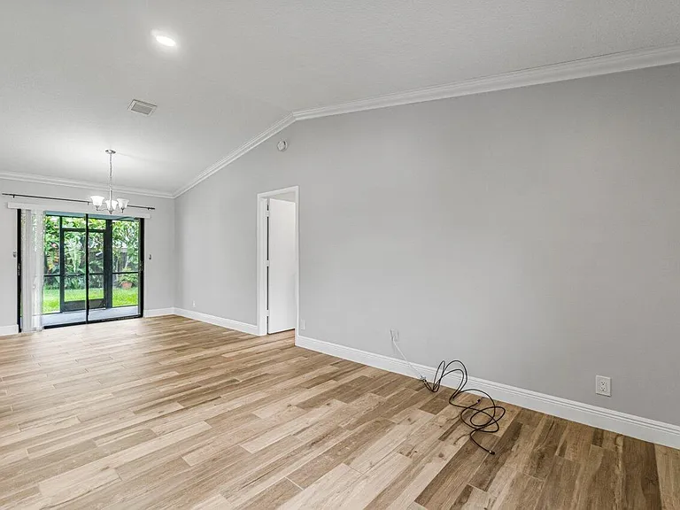 1849 Tulip Ln — Photo 14