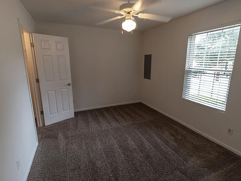 3306 E Saint Charles Rd — Photo 10