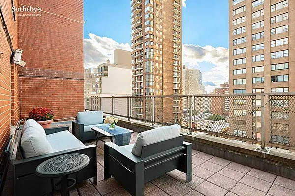Sold by Sotheby's International Realty | media 3