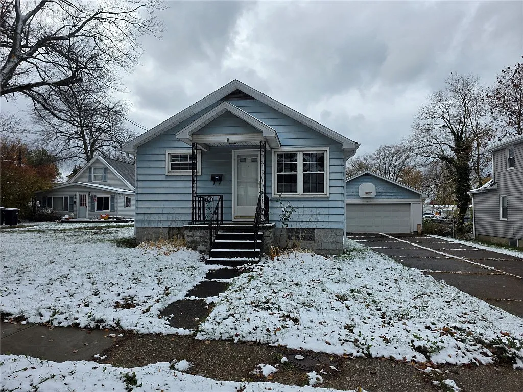 1710 Center St photo 1