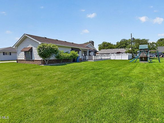 3rd image of 3263 Beachwood Dr