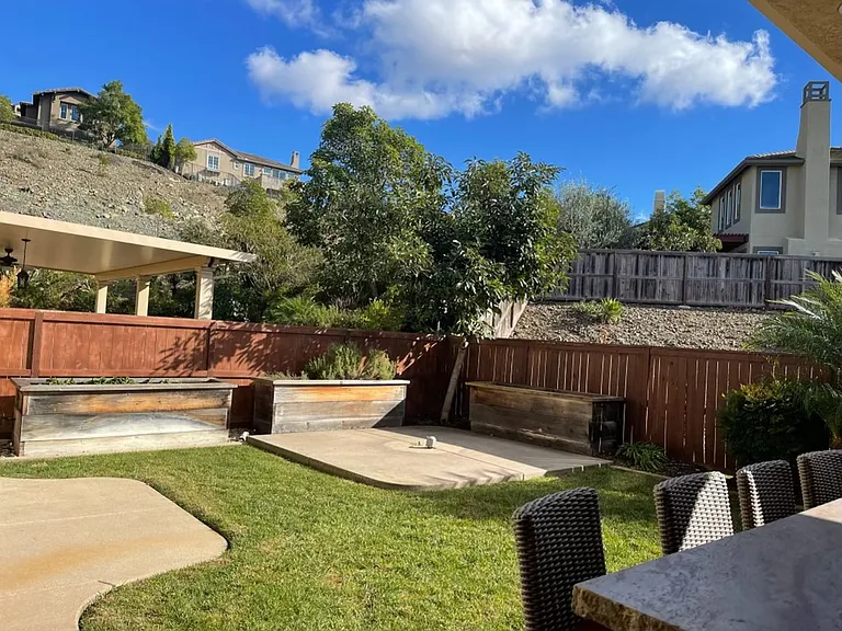 877 Hailey Ct — Photo 3