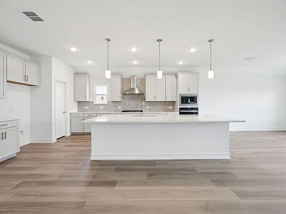 Eat-in island in kitchen