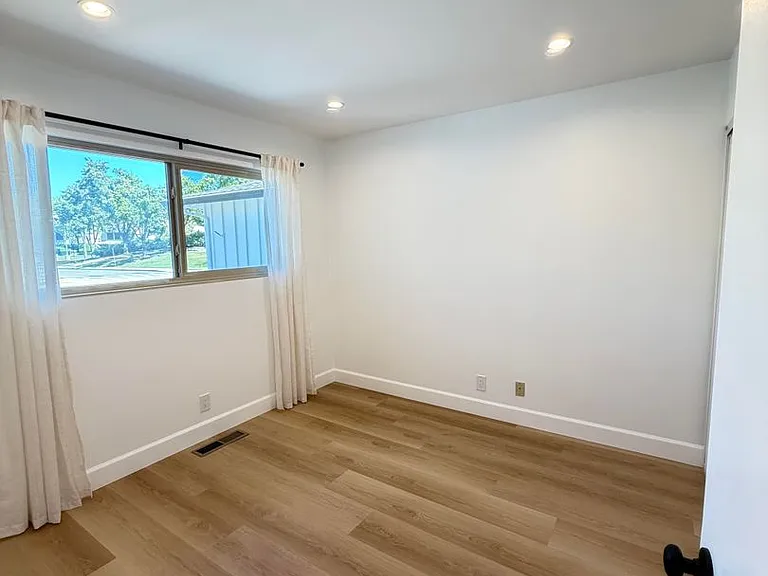 9887 Broadmoor Dr — Photo 26