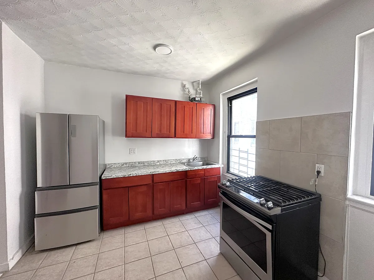 Building Photo - 21-28 35th St #3B