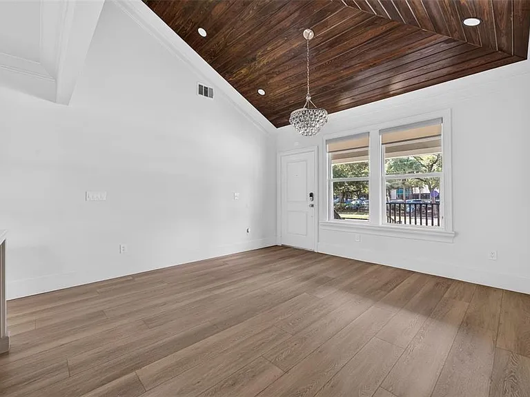 1225 E Amelia St — Photo 8