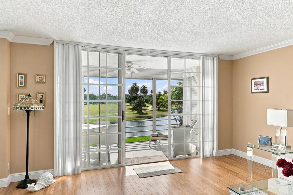 3980 Oaks Clubhouse Drive #212, photo 4