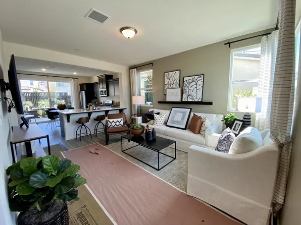 2052 N Rogers Ln, Clovis, CA 93619