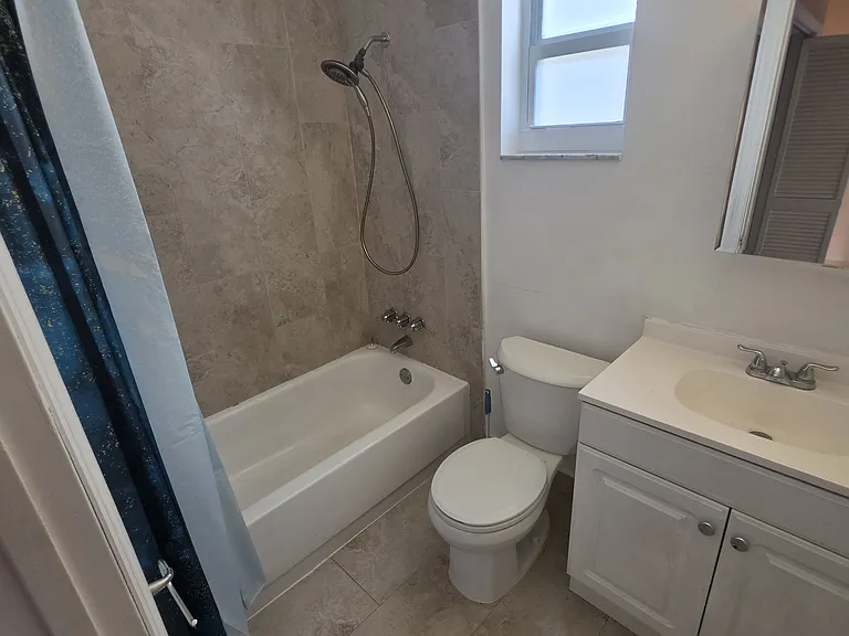 812 NE 2nd St #2 — Photo 3