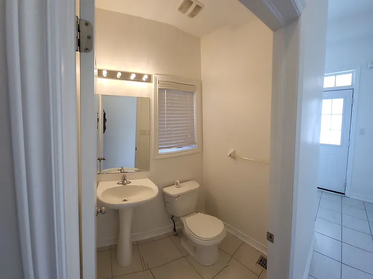 715 Agnew Cres #UPPER — Photo 7