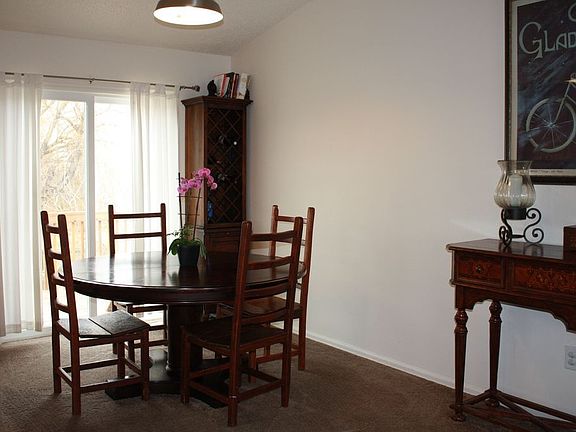 4th image of 523 W Hackberry St