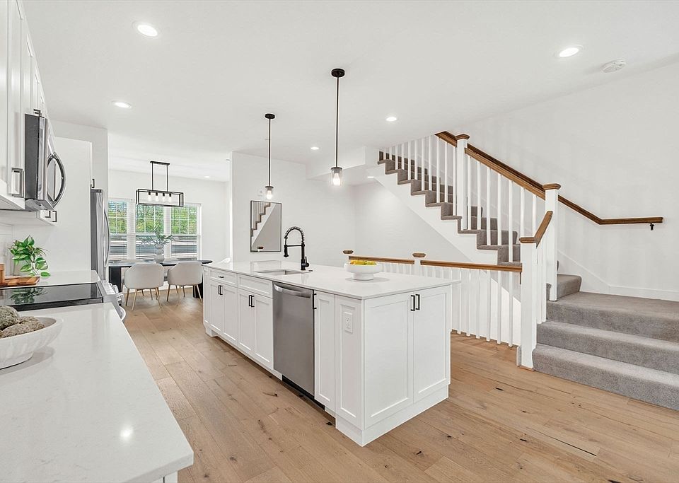 1st image of 635 Main St APT 2