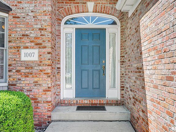 4th image of 1007 Applewood Ln #35