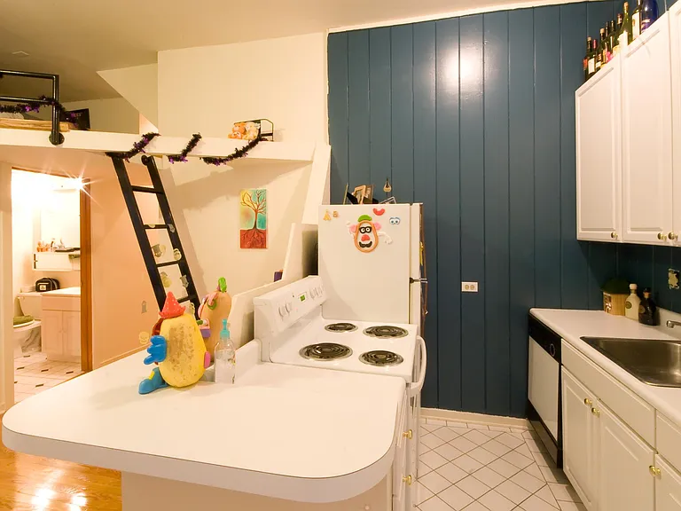 611 W Briar Pl #103 — Photo 4