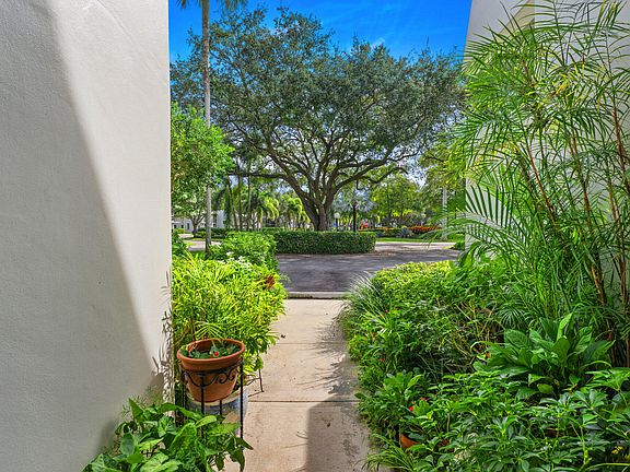 4th image of 901 W Cypress Lane #101