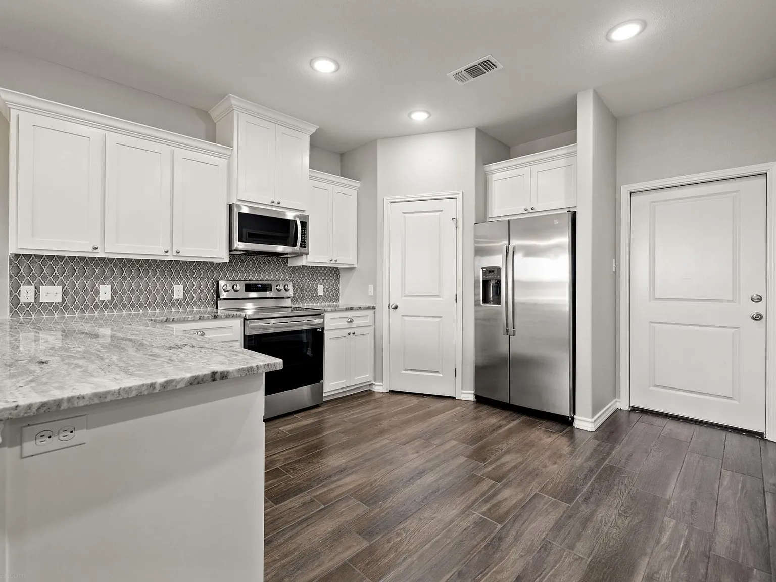 3 bed, 2028 sqft, $3,200 — Photo 4