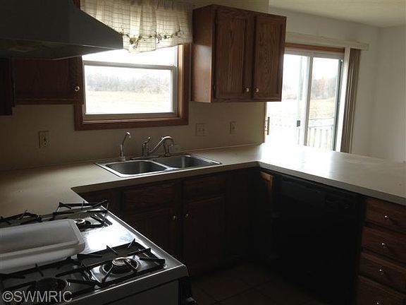 4th image of 601 W Fennville St