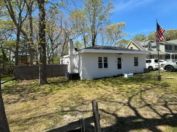 14 Coolidge Rd, Hampton Bays, NY 11946