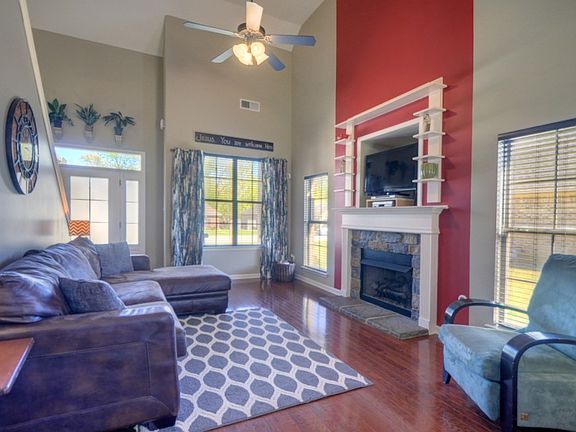 4th image of 520 Tate Dr