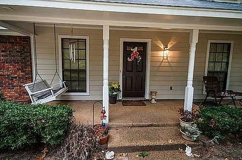 Cozy home in cul-de-sac with full sized yard. Perfect for family and pets too.