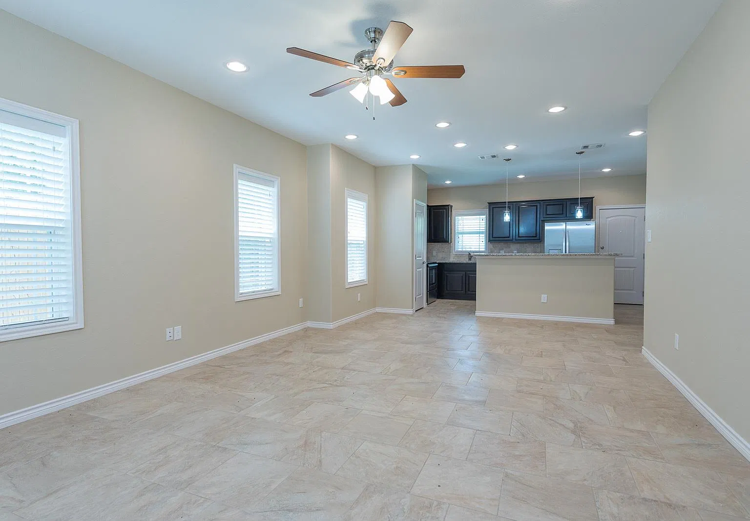 5 bed, 5.5 bath, 2400 sqft, $4,000 — Photo 3