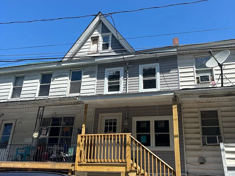 137 W Water St — Photo 2