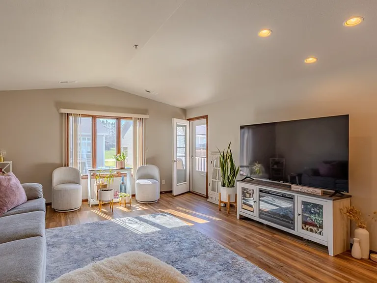 1770 E Calgary Ave — Photo 3