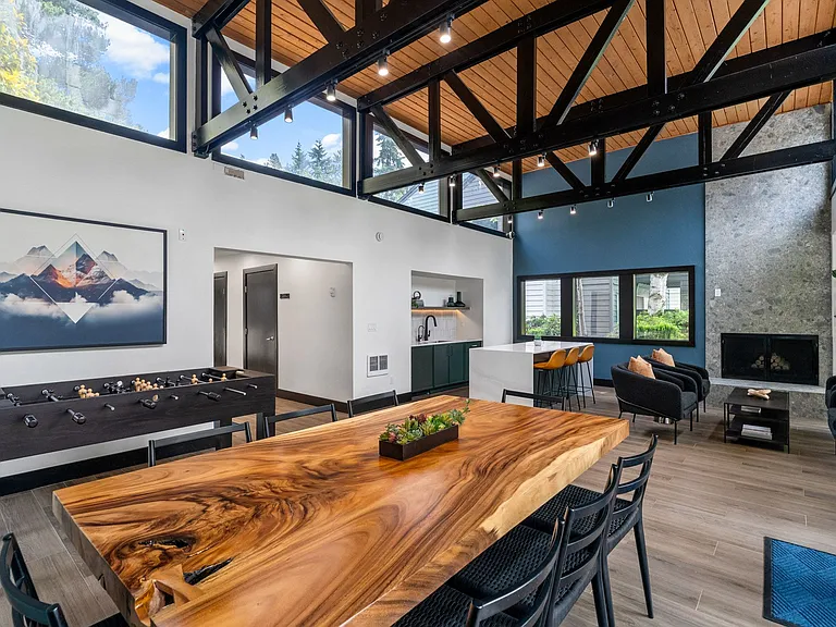 Community Clubhouse at The Lakes Apartments in Bellevue, WA 98007