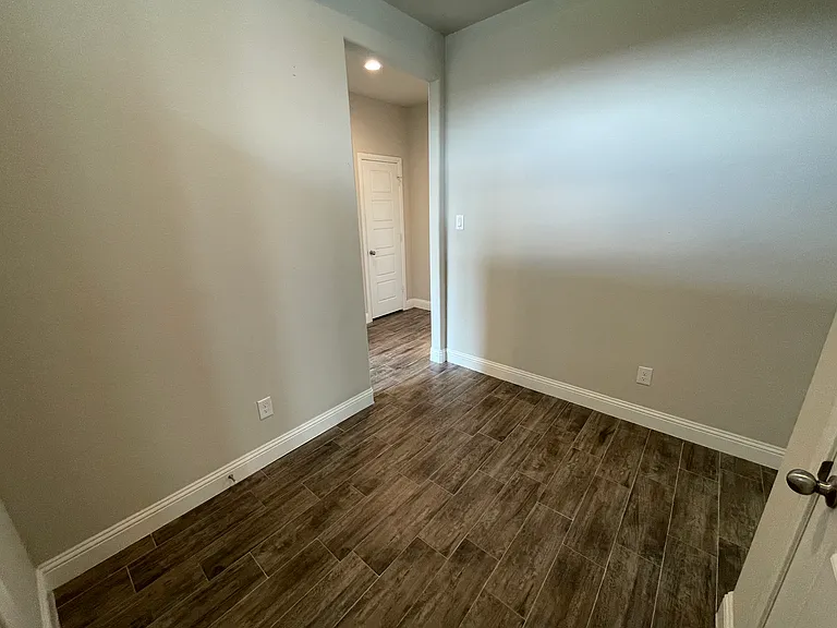 350 Carlisle Dr — Photo 3