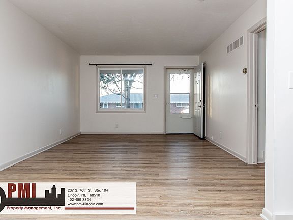 5th image of 200 Lakewood Dr #204