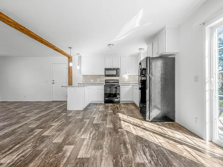 204 E 11th St #1 — Photo 38