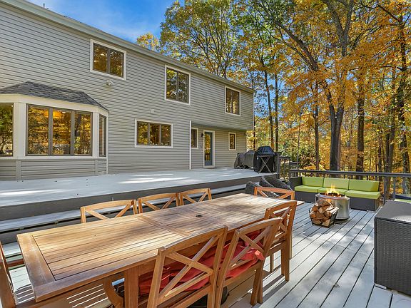 5th image of 86 Shady Knoll Dr