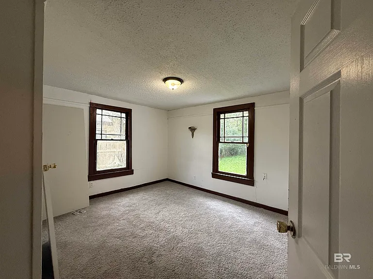 672 Burden St — Photo 6