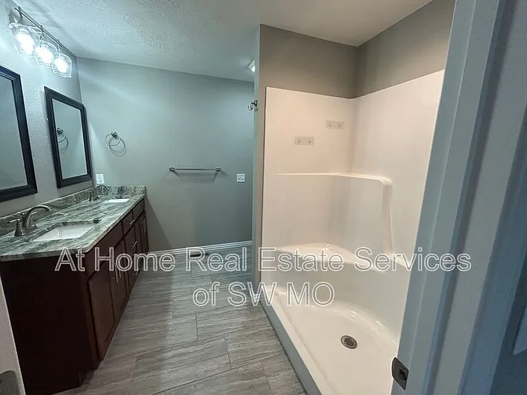 667 N Santa Monica Dr — Photo 6
