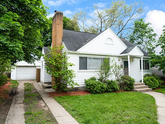 3rd image of 820 Everglade Dr SE