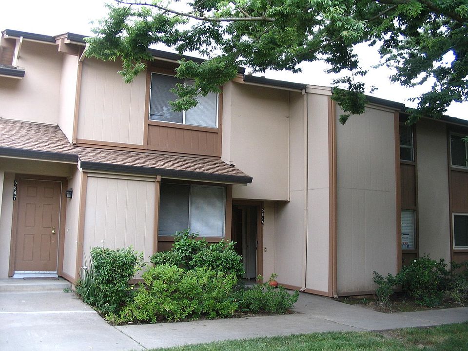 2-level Townhouse; Central Heating & Air