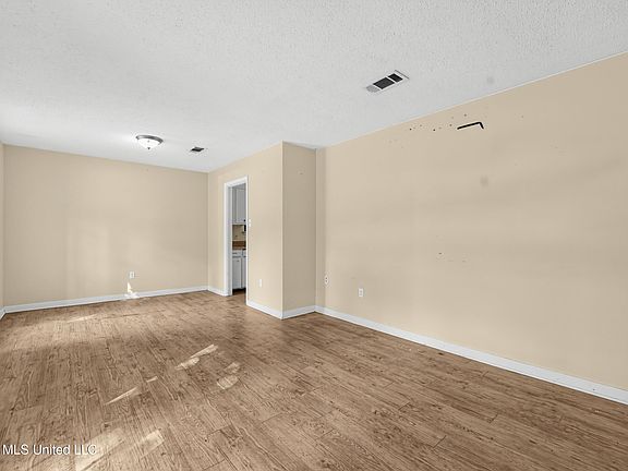 4th image of 104 Roanwood Ct