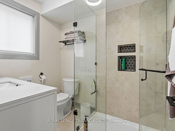 3rd image of 27 Aldborough Ave