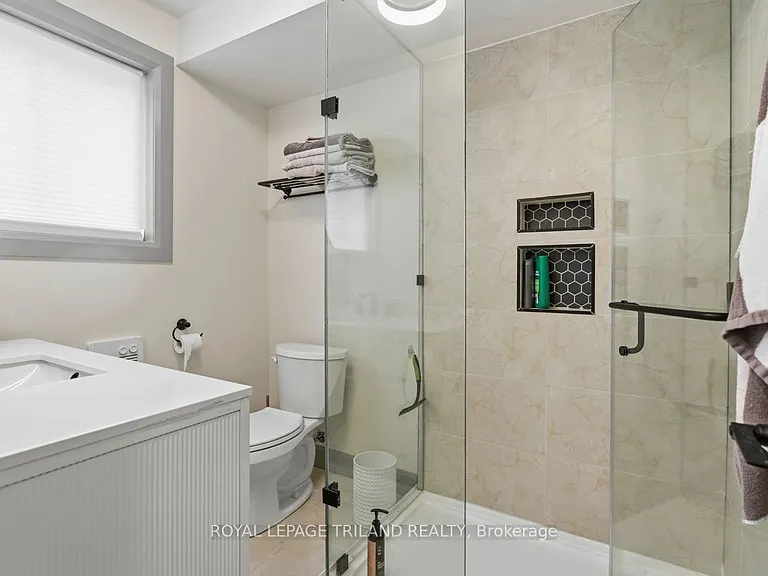 27 Aldborough Ave — Photo 3