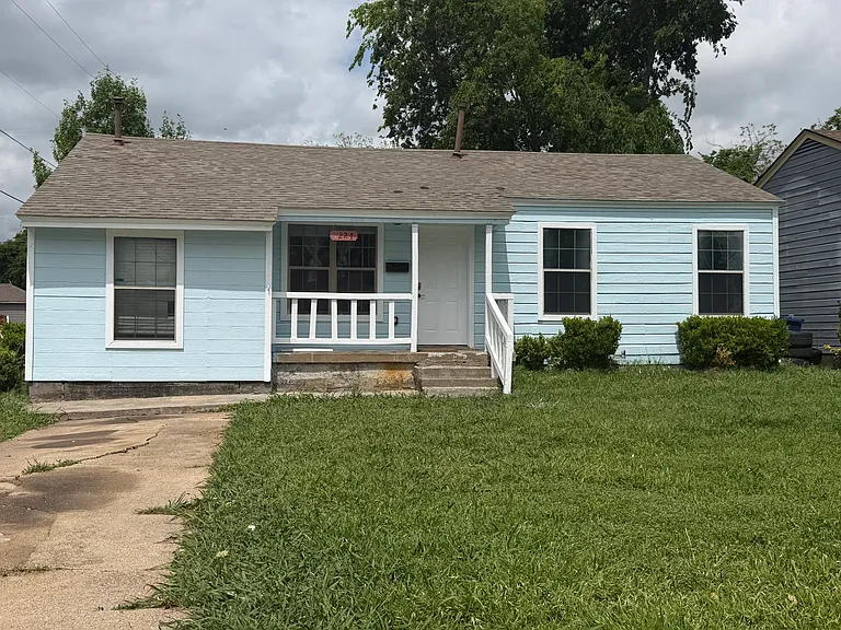1227 W Ave E — Photo 1