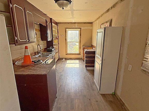 4th image of 100 Hickory St