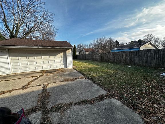3rd image of 827 Butterfield Dr
