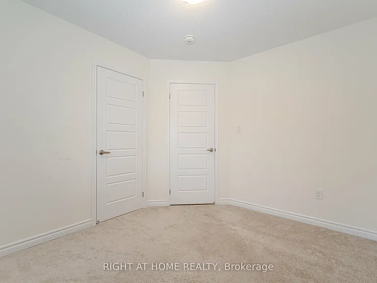 908 Sumac Cres — Photo 35
