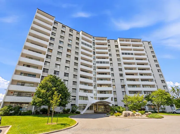 15 Towering Heights Blvd #102, Saint Catharines, ON L2T 3G7
