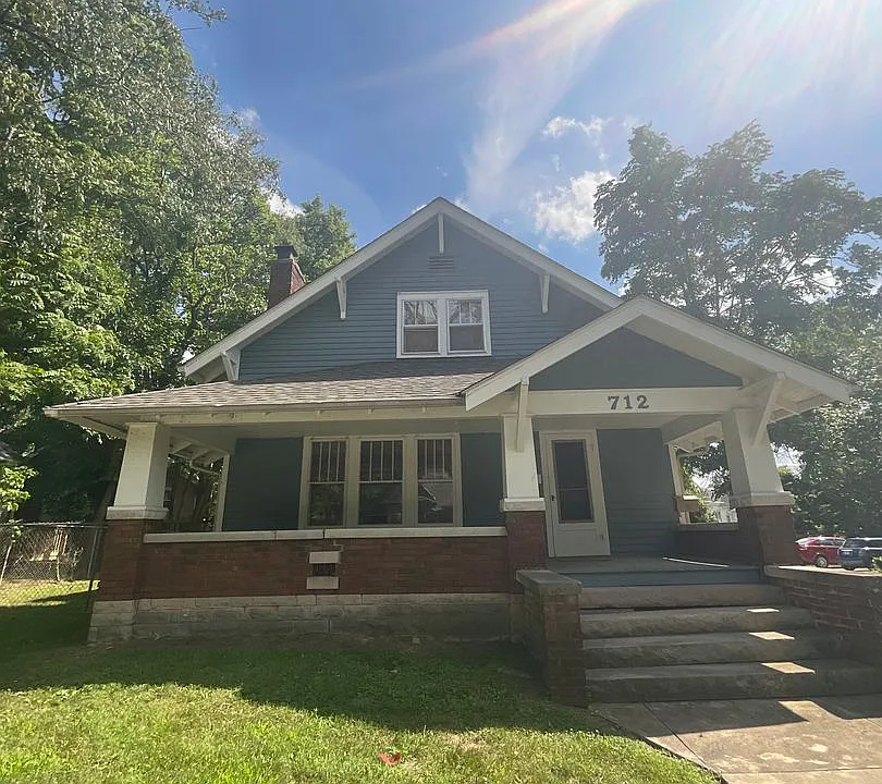 712 E Cottage Grove Ave