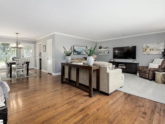 3rd image of 18 Bradley Blvd