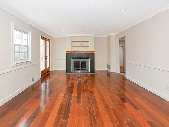 3rd image of 39 Oneida Ave
